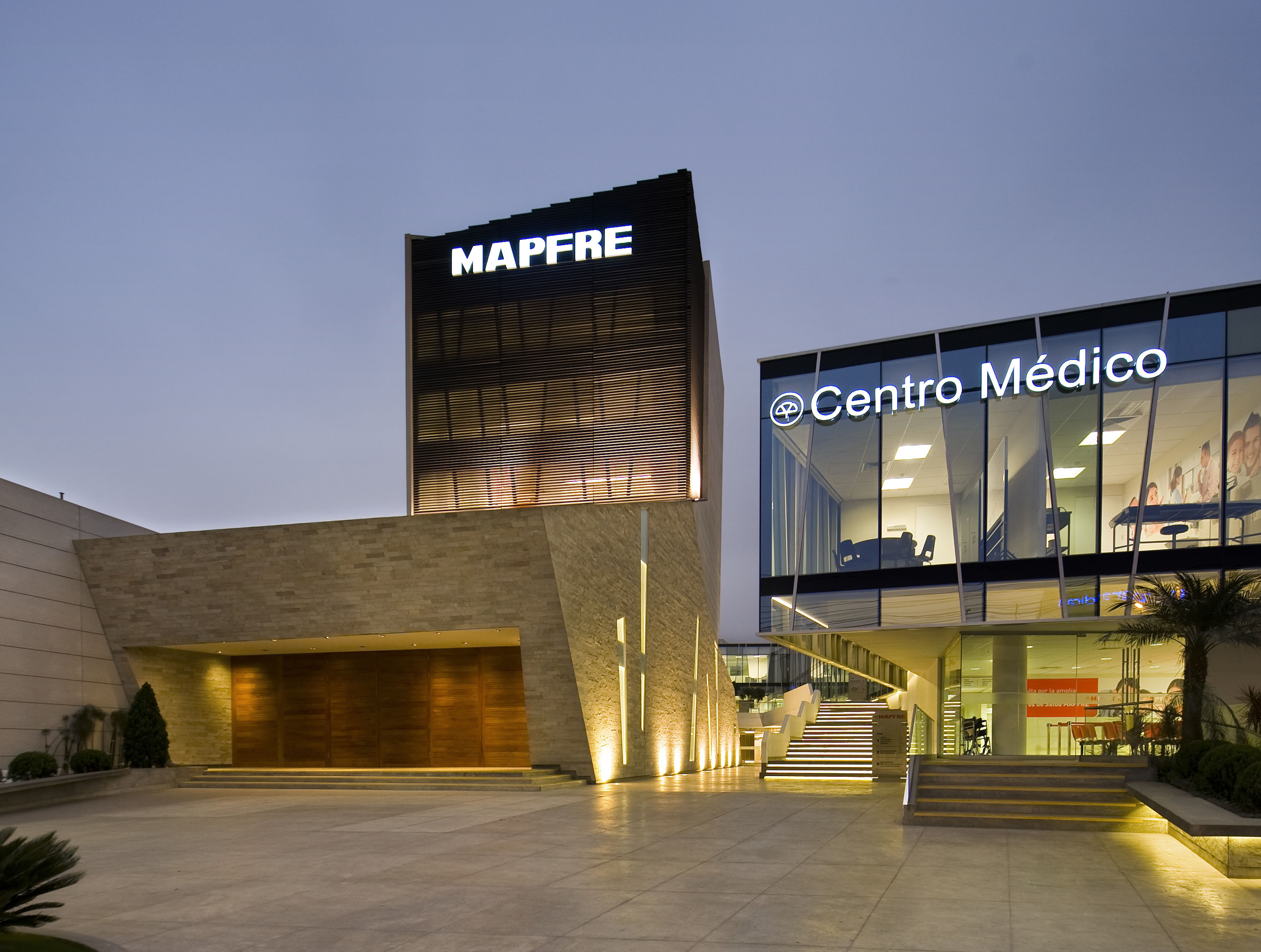 Exterior centro médico Mapfre Perú