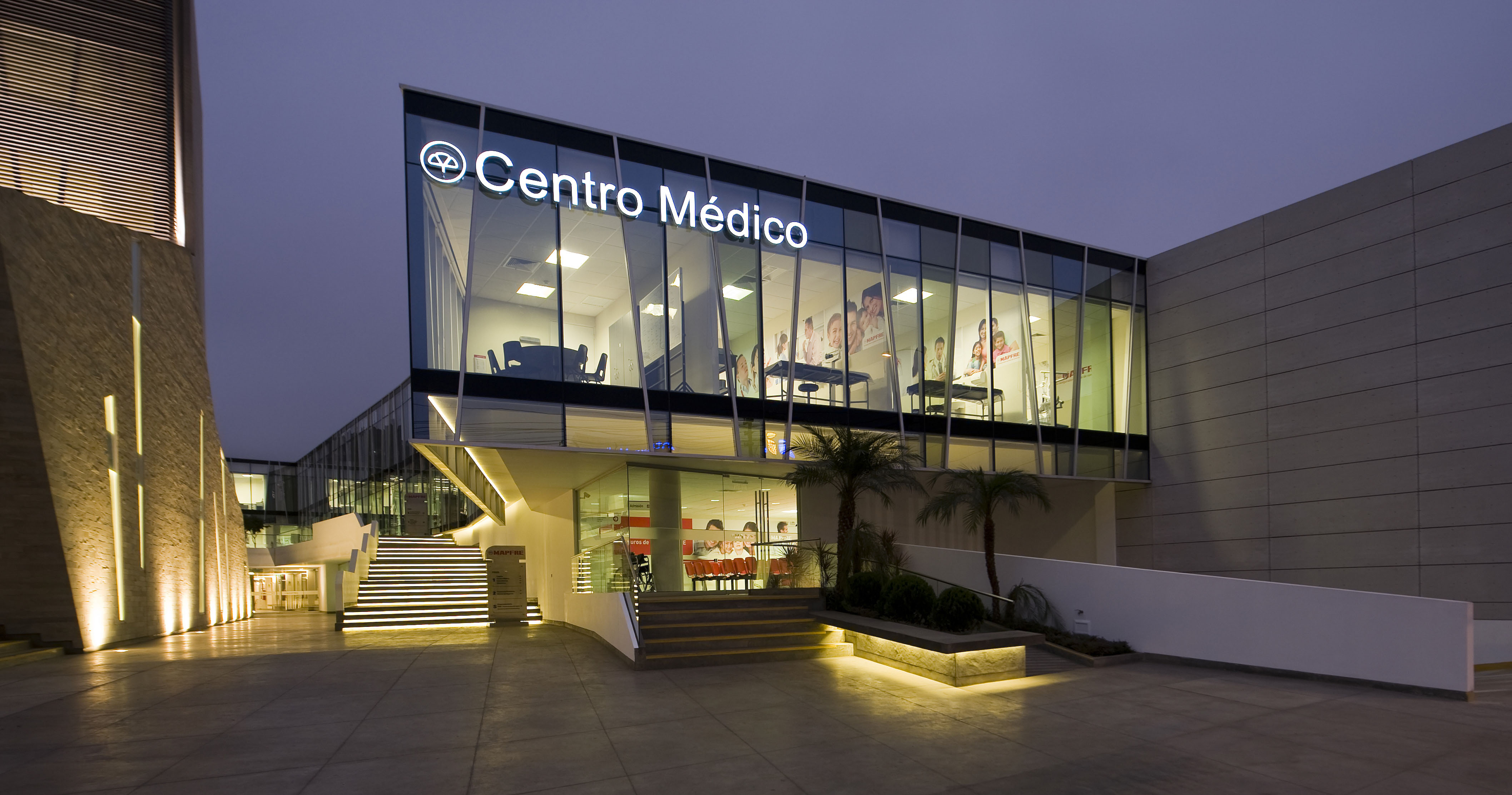 Iluminación exterior centro médico Mapfre Perú